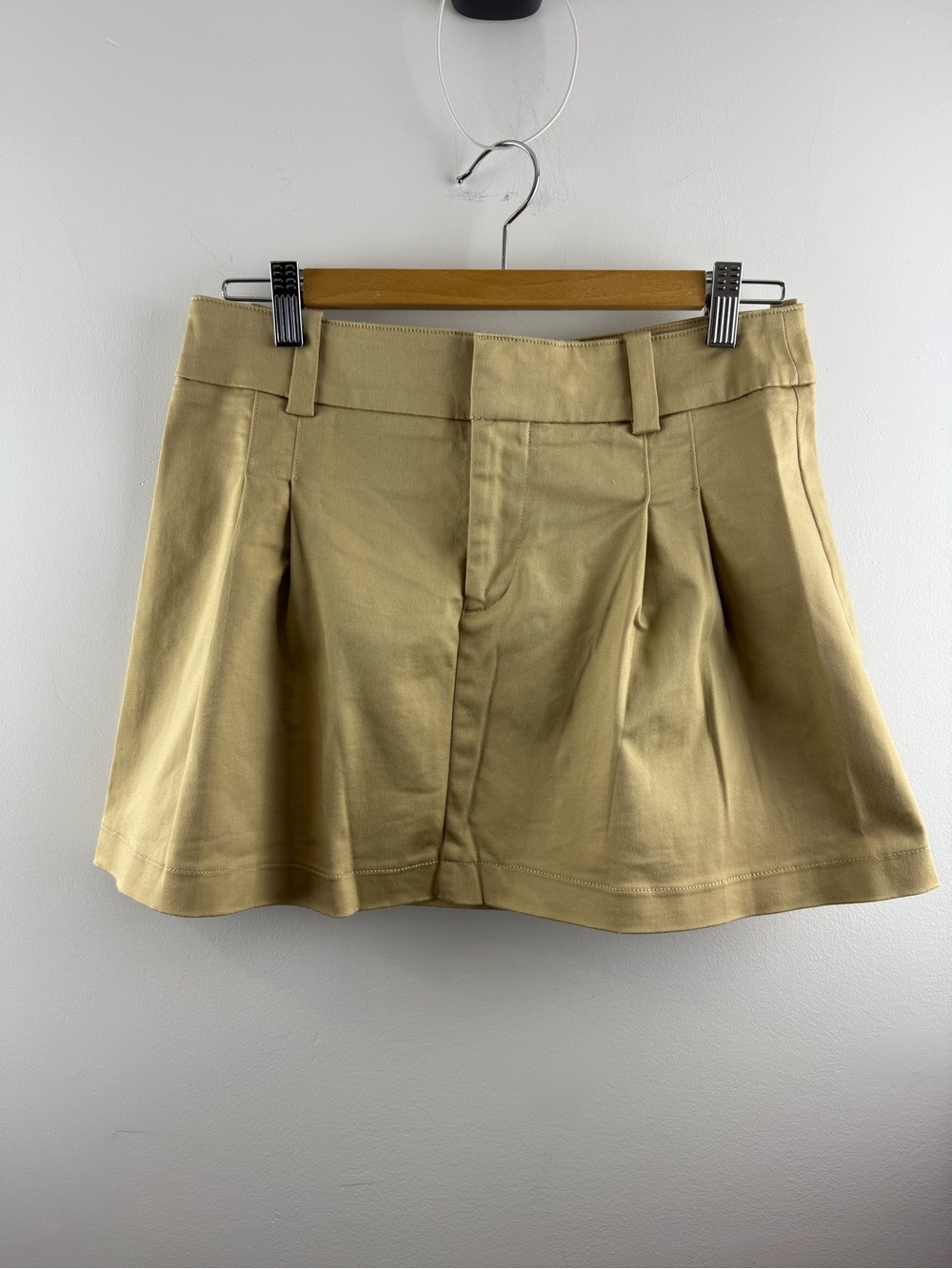 Aritzia Sunday Best Rider Pleated Khaki Mini Skirt Size 4